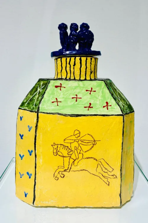 Keramik skulptur/flaske "Bayeux tapetet" af Susanne Ullidtz