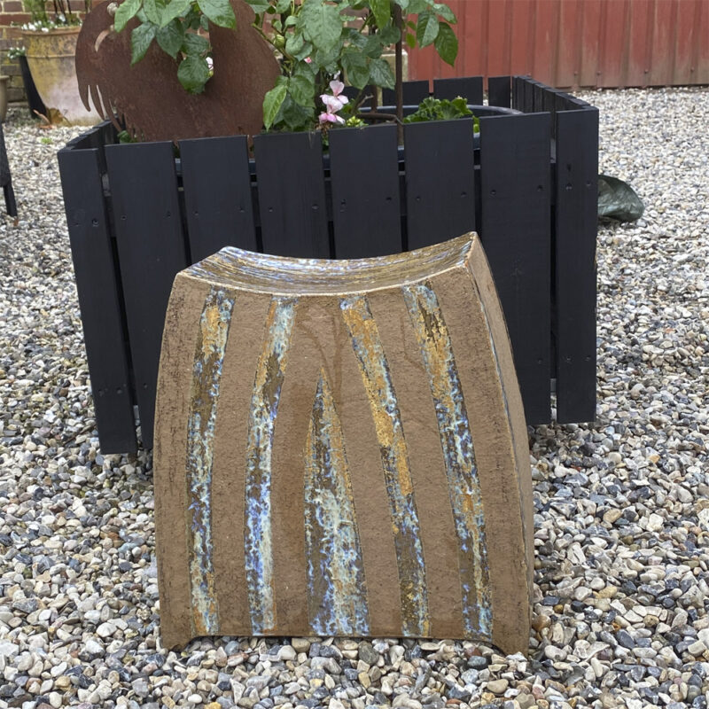Stribet haveskammel. Udført af Annette Printz. H: 45 cm